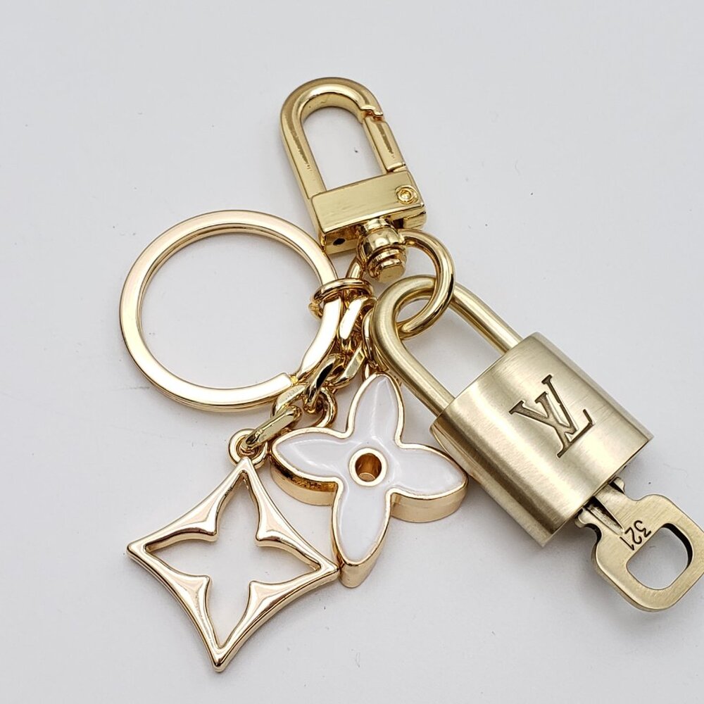 Authentic Louis Vuitton Gold Lock 🔒 Keychain Bag Unbranded Flower Charm LV - Picture 8 of 12
